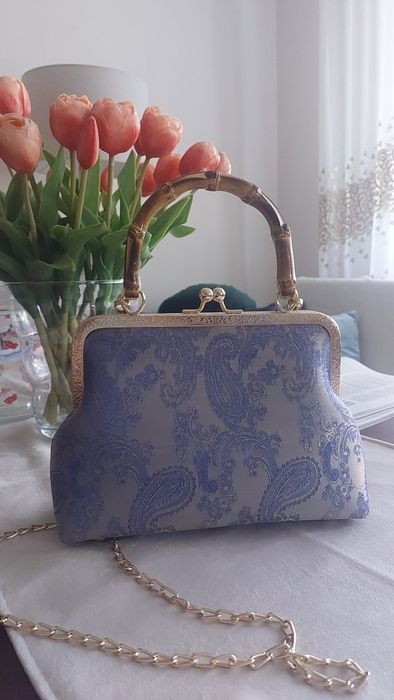 Дамска чанта с бродерия и дръжка от бамбук