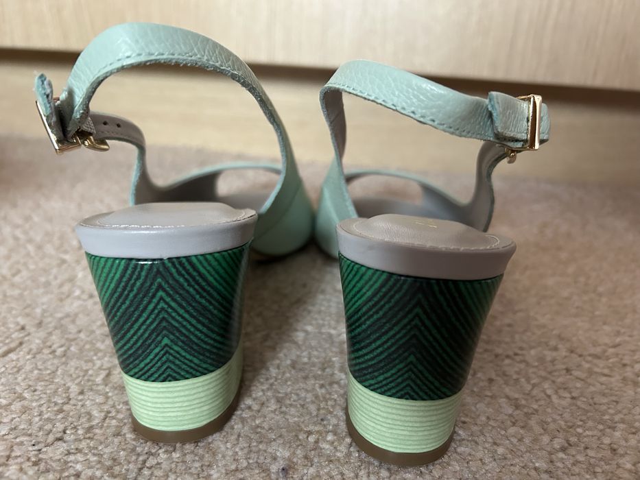 Дамски кожени сандали