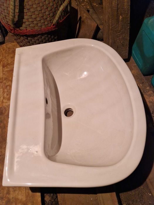 Продавам неупотребявани мивка за баня и клекало за тоалетна