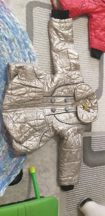 Продам курточки на девочку