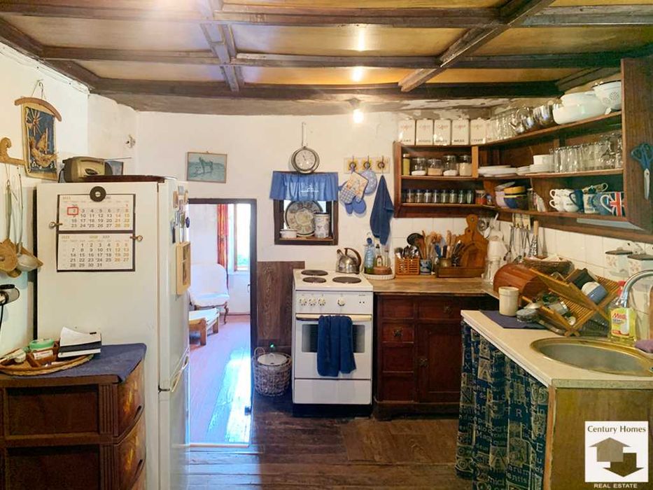 125182 Възрожденска къща с 3 спални и кладенец  в с. Средни Колиби