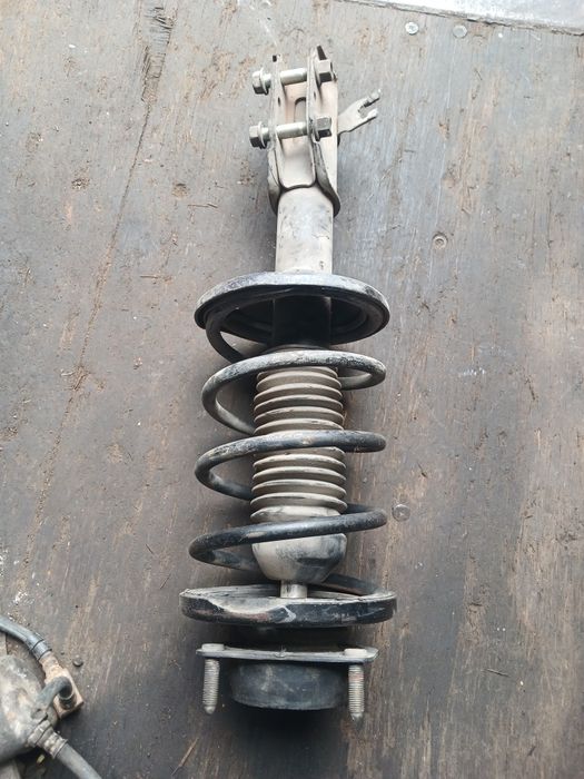 Амортизатор Мазда 323 левый 1995г