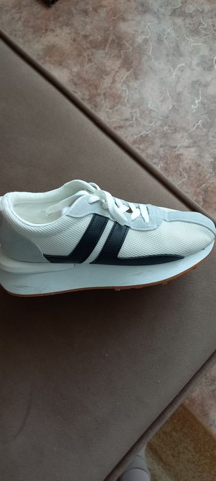 Продам кроссовки женские