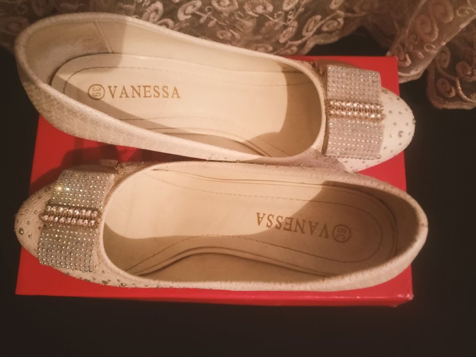 Vechrni qora tufli kelinlar tofligi oq rangda nikohka kiyiladgan