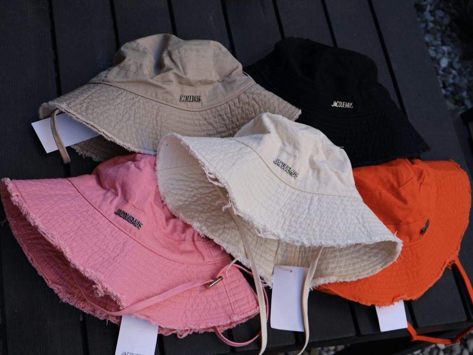 Дамски шапки Jacquemus