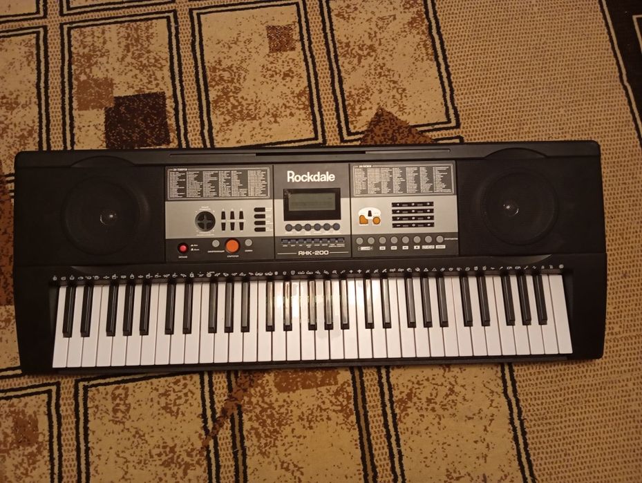 Продам синтезатор