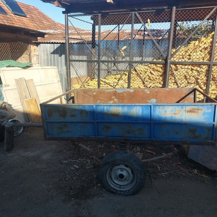 Vând remorca  tractoras