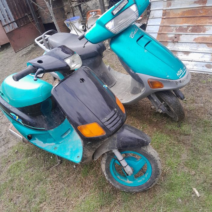Vând 2 scutere originale