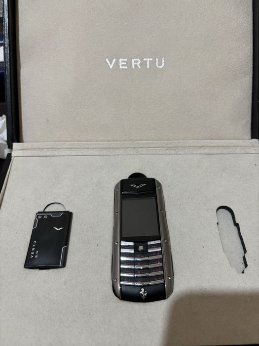 Кнопочный телефон Vertu  limited edition Ferrari