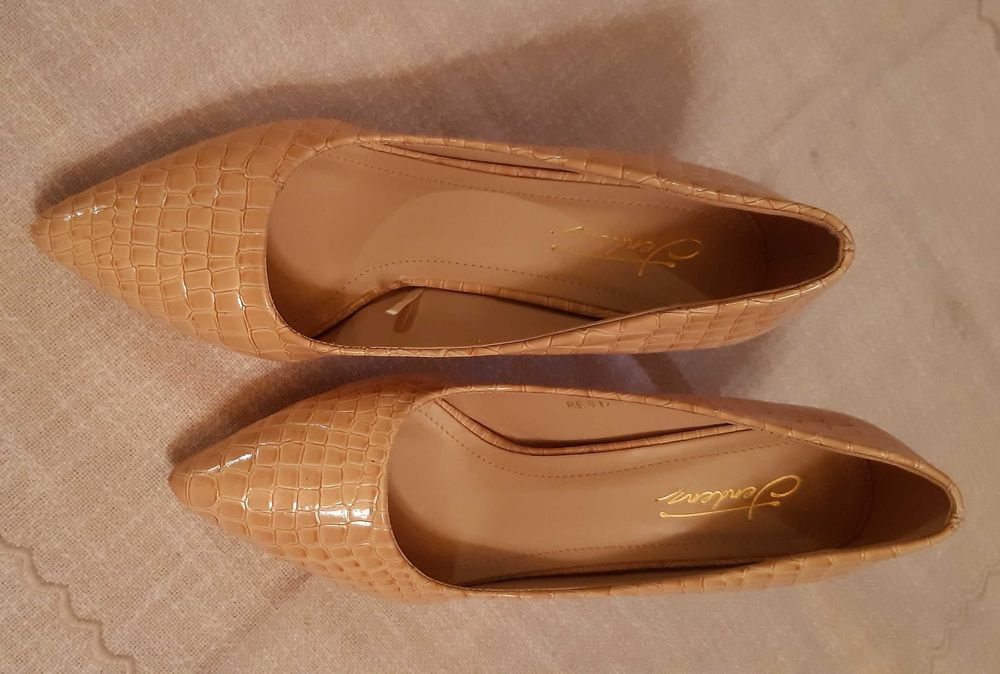 Продавам  нови дамски официални обувки