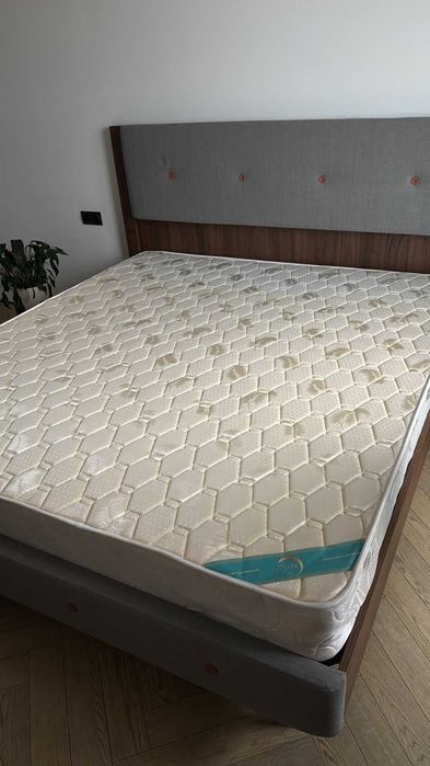 Матрас в идеальном состоянии на двухспальную кровать