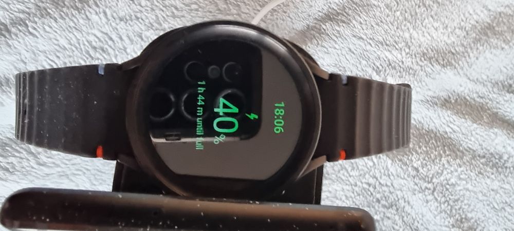 Безжично зарядно, fast wireless charging за Galaxy Watch и Buds