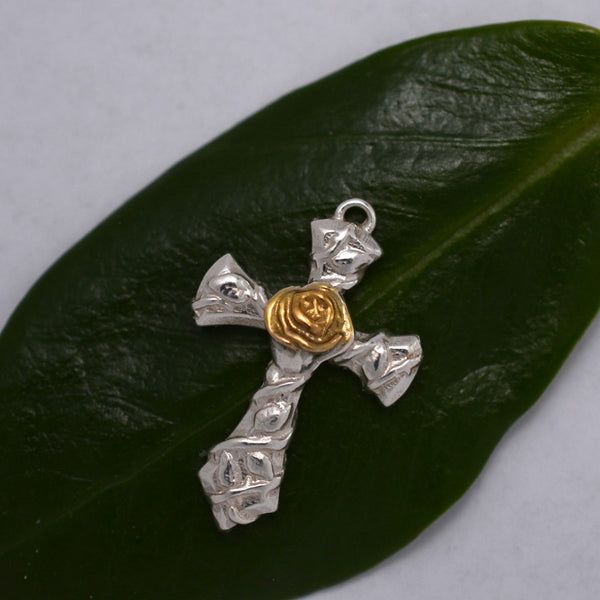 Сребърен медальон кръст 925 с роза – артистичен женски дизайн