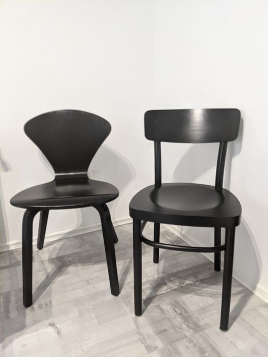 Scaune negre lemn