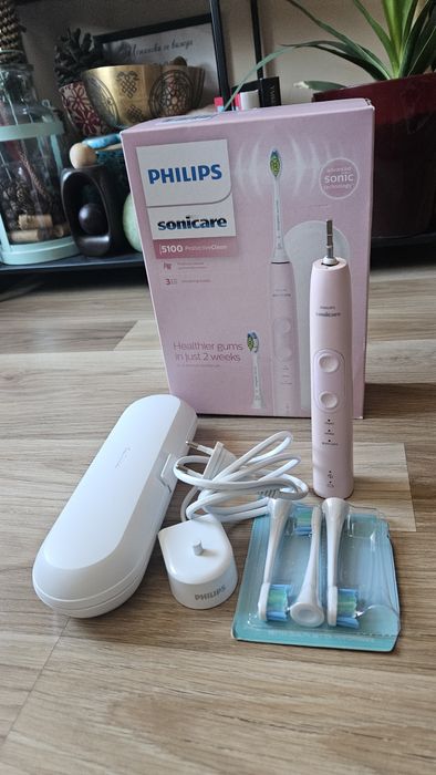 3бр. нови глави, зарядно, кутия и четка Philips Sonicare 5100