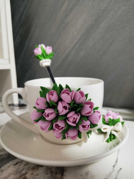 Set de cafea/ceai personalizat cu lalele modelate din lut polimeric
