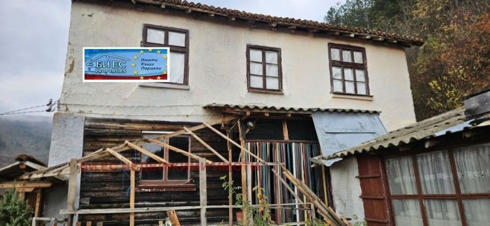 Къща в гр. Трън - 75 м², двор - 2700 м²