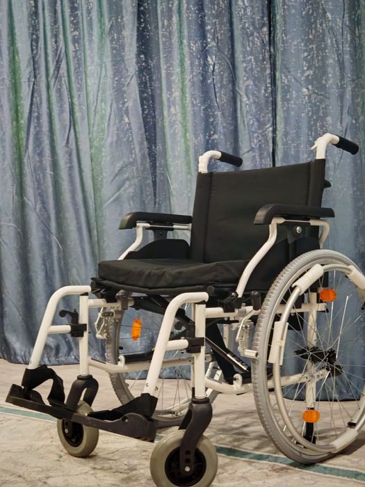 Продам инвалидную кресло- коляску