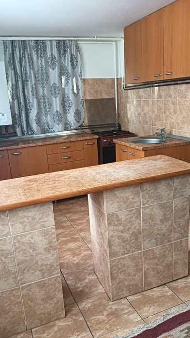 Ofer spre închiriere garsoniera la curte