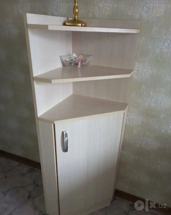 Шкаф угловой.135см