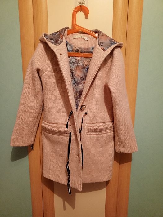 Детское пальто на 8-9 лет.