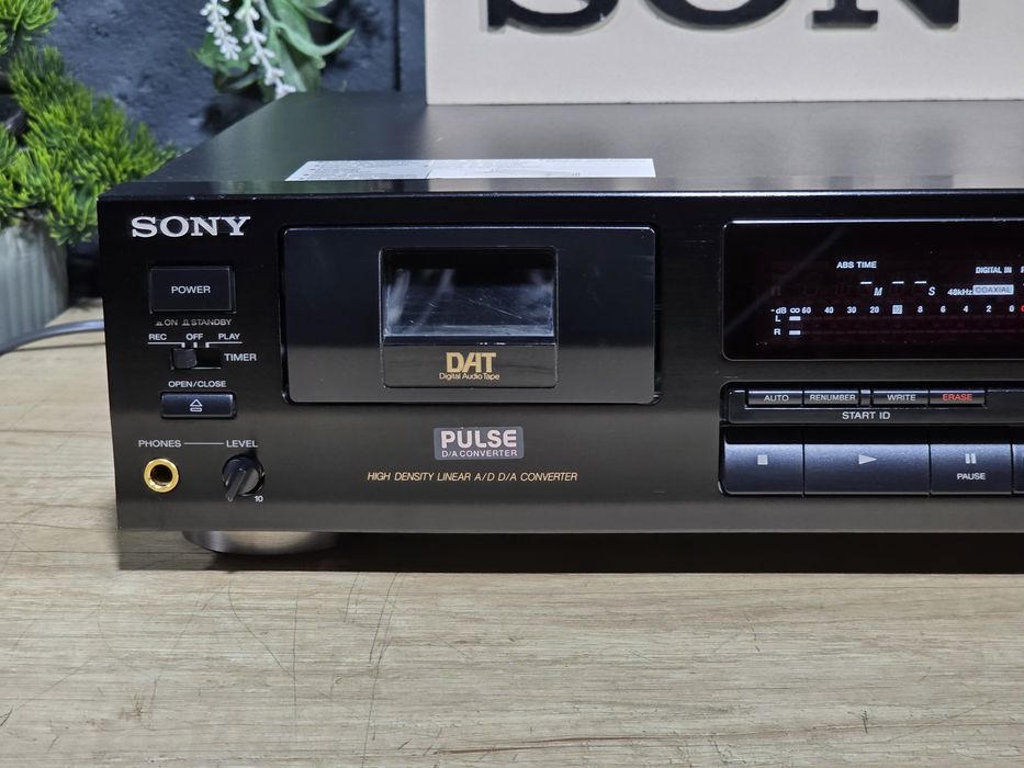 Deck Player  SONY DTC-690, stereo digital audio tape recorder DAT ,made in Japan