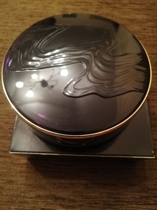 Продам пудру "CARON"