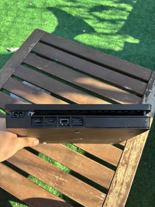 Vand Ps 4 cu 2 manete si 13 jocuri