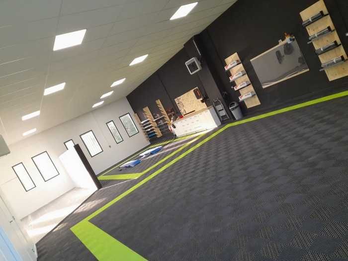 Fonner Vents – Pardoseala Modulara Rezistenta Spatii Auto Profesionale