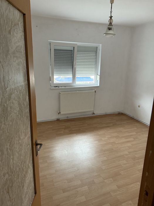 Apartament 4 camere, Onesti, zona de jos, 90mp, 2 bai, 2 balcoane