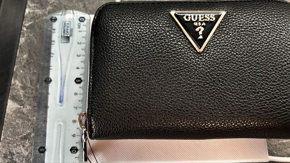 Черно портмоне Guess