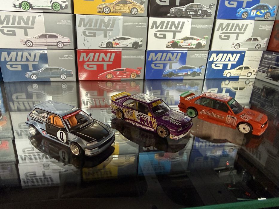 Продават се моделите 1:64  MiniGt PopRace Inno64 AutoArt