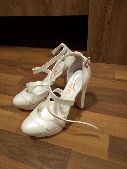 Pantofi albi cu toc si platforma (mireasa)