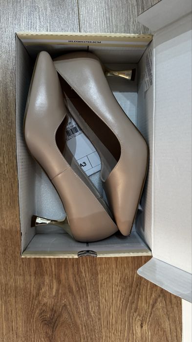 Новые туфли бежевые