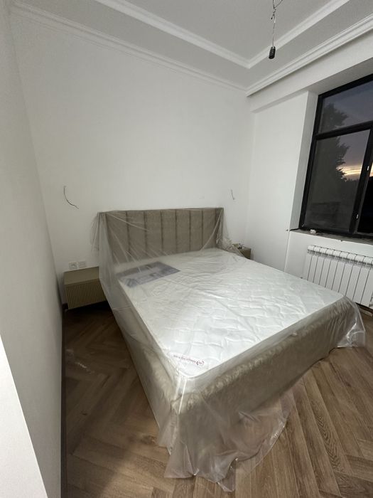 Двухспальный кровать с мягким изголовьем и бортами