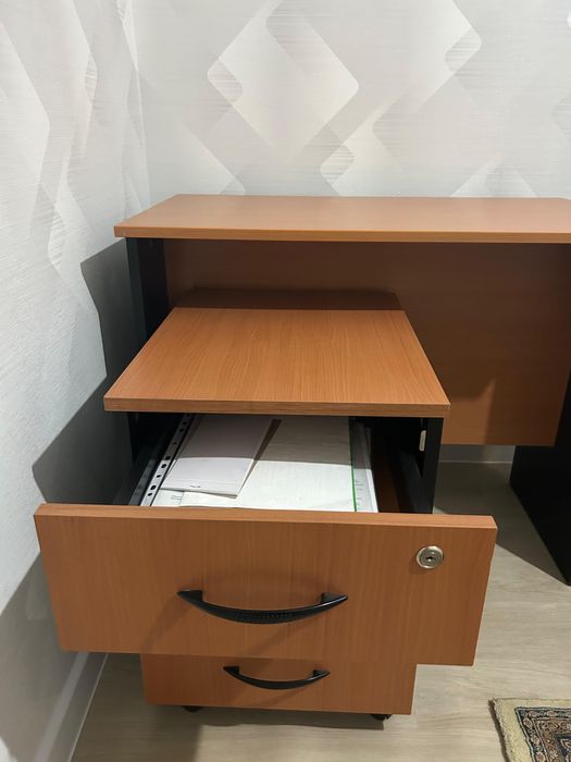 Компьютерный стол и тумба с ящиками