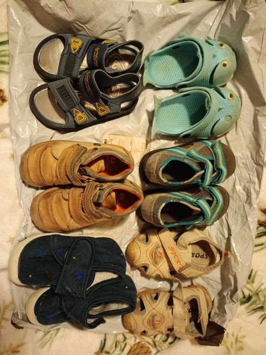 Подарявам детски обувки, лигавник, елече, шапчици и панталончета