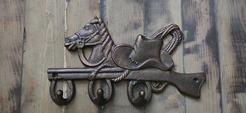 Чугунена масивна закачалка, с каубойска декорация.