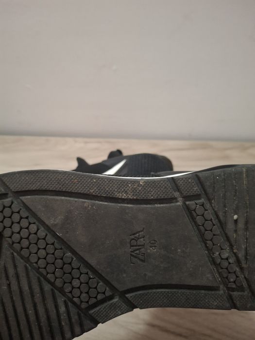 Vând adidași de la zara barbati