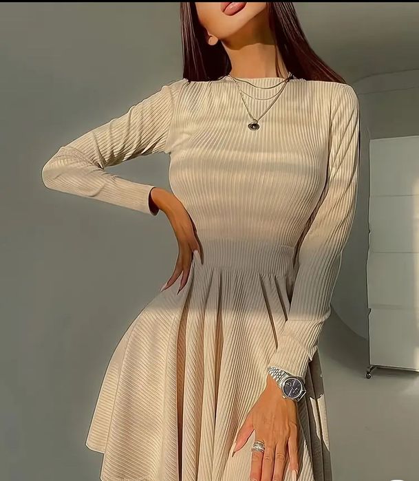 Рокля с гол гръб