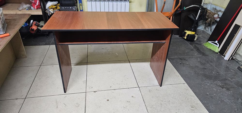 Стол.             .