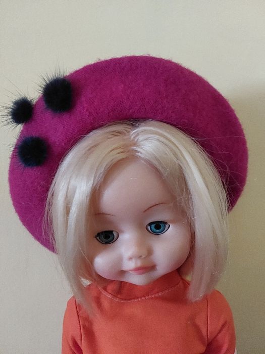 Bereta fucsia noua,  100% lana merinos, motocei blana naturala vulpe