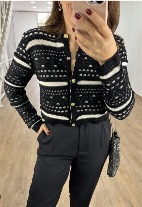 Дамска жилетка със златни копчета