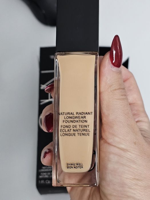 Фондьотен NARS Cosmetics цвят Vienna