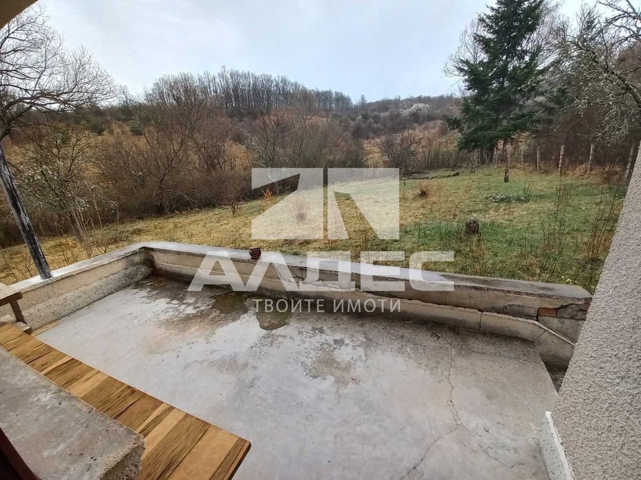 Продава се двуетажна масивна къща с двор в сл. Планиница!