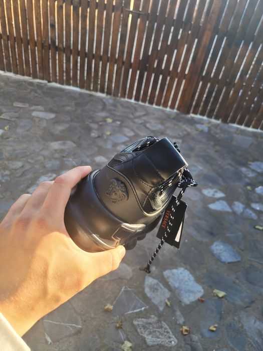 OFERTA DE VARA 399 RON Versace Chain Reaction NEGRU