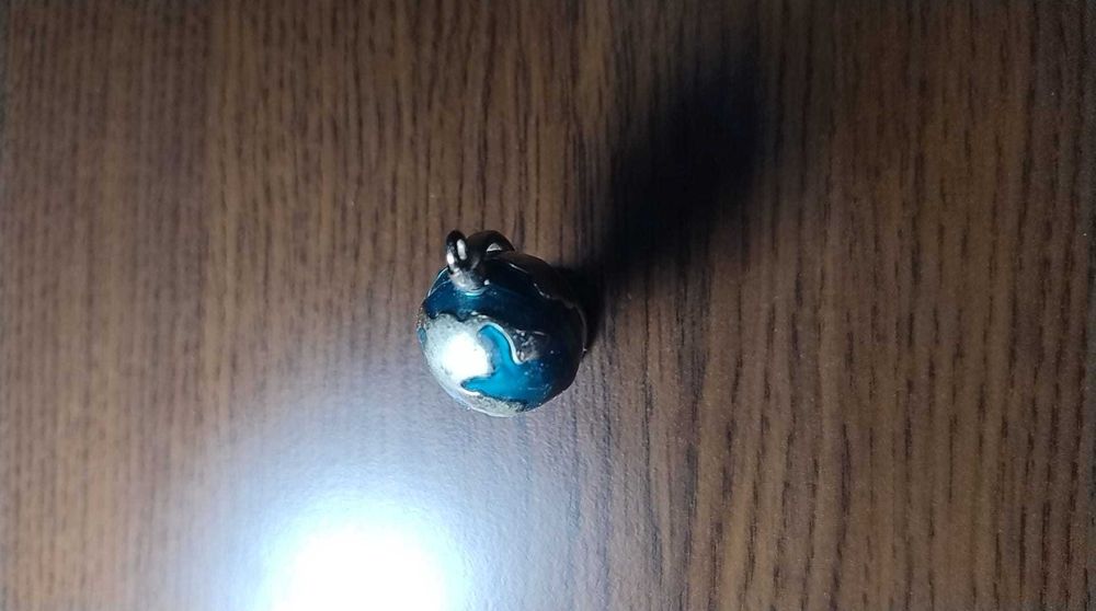 Pandantiv glob pământesc, rotativ, din metal emailat