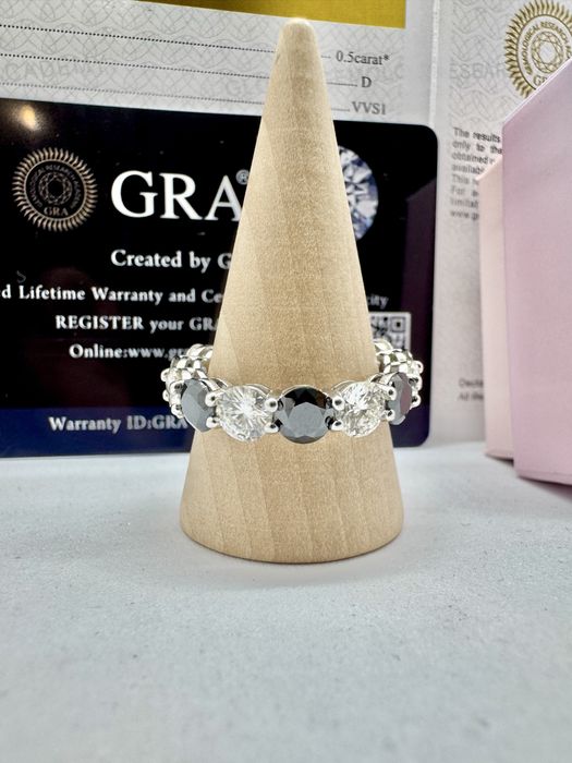 Сребърен пръстен с мойсанит (Диамант) 7.5 карата