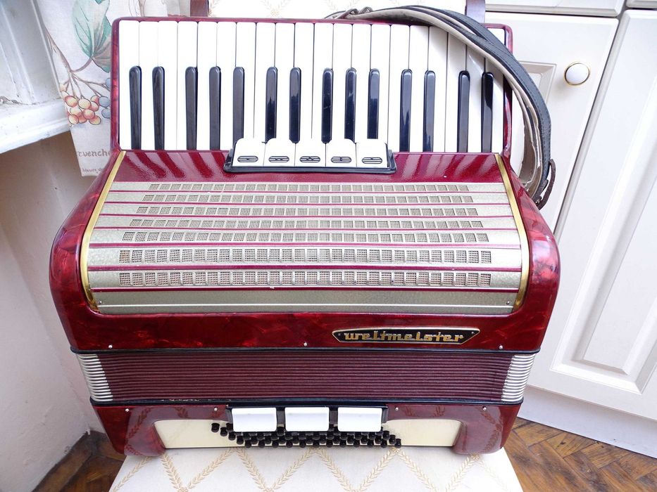 Много запазен стар акордеон Велтмайстер 60 баса