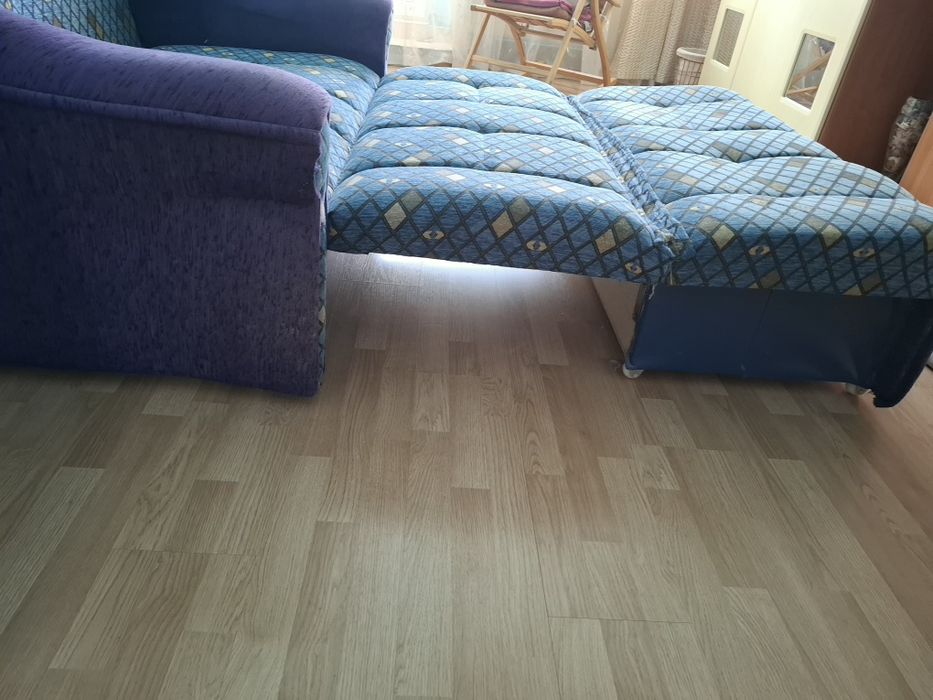 Canapea extensibila. Cu lada, foarte bine intretinuta.  Este curata, fara rupturi sau defecte ascunse.